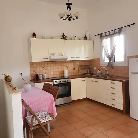 Relaxing Summer House With Garden & Private Parking 4 Min From In Apartamento