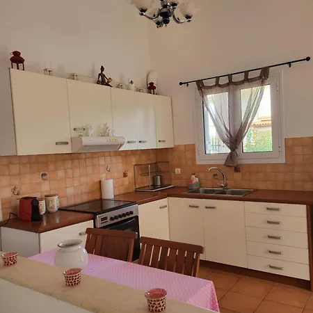 Relaxing Summer House With Garden & Private Parking 4 Min From In Apartamento Pefki (Evia)