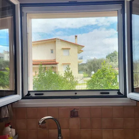 Apartamento Relaxing Summer House With Garden & Private Parking 4 Min From In Pefki (Evia)