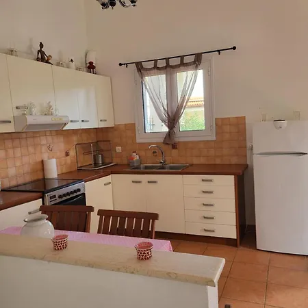 Relaxing Summer House With Garden & Private Parking 4 Min From In Apartamento Pefki (Evia)