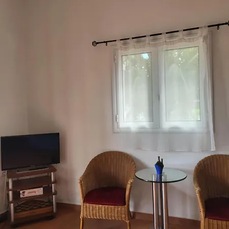 Relaxing Summer House With Garden & Private Parking 4 Min From In Apartamento Pefki (Evia)