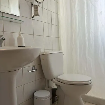 Relaxing Summer House With Garden & Private Parking 4 Min From In Apartamento