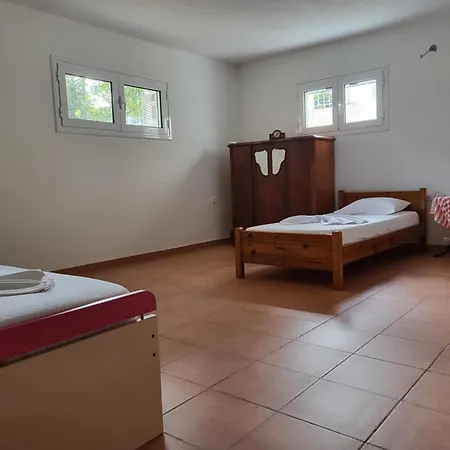Relaxing Summer House With Garden & Private Parking 4 Min From In Apartamento